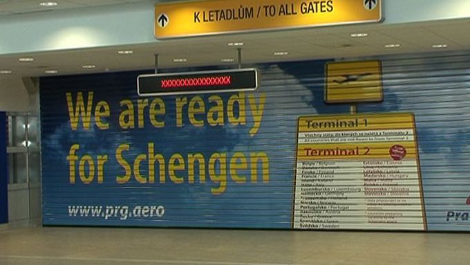Když do Schengenu vstupovalo Česko, všude zdůrazňovalo, že je dokonale připravené. I na plakátu na letišti v Ruzyni.