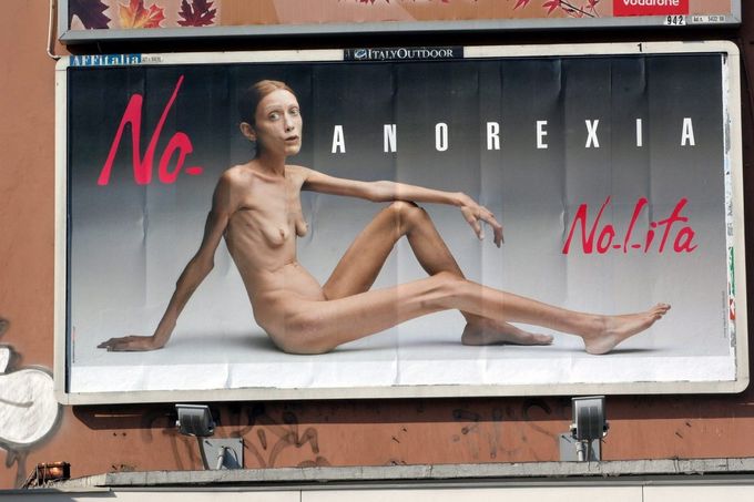 Fotografie z kampaně "No Anorexia" (Milan, 2007) zachycuje anorektickou modelku Isabelle Caro. Kampaň upozorňovala na nebezpečí poruch příjmu potravy.