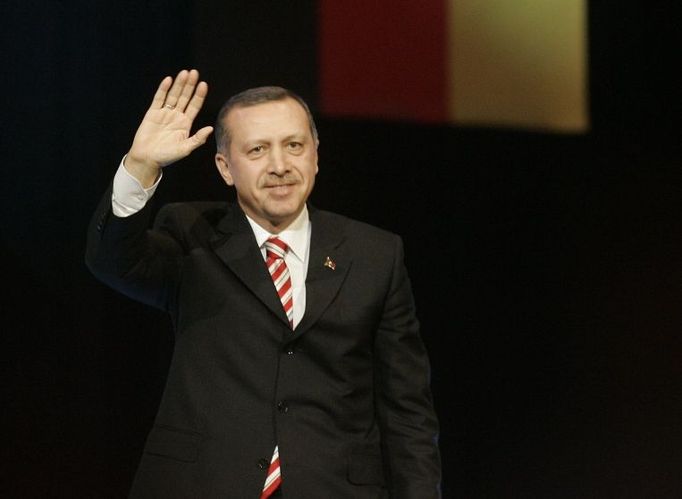 Turkish Prime Minister Tayyip Erdogan gestures as he makes a speech at the Koelnarena in Cologne February 10, 2008. REUTERS/Kirsten Neumann (GERMANY)