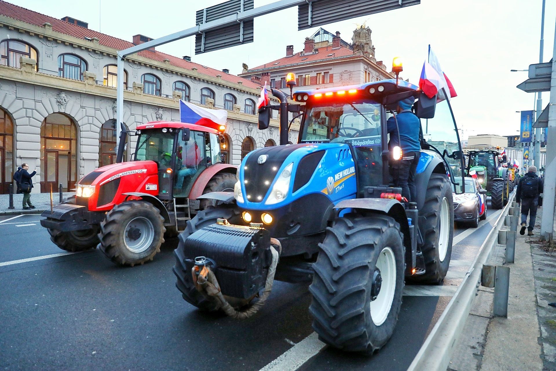 Traktory zemědělci protest magistrála