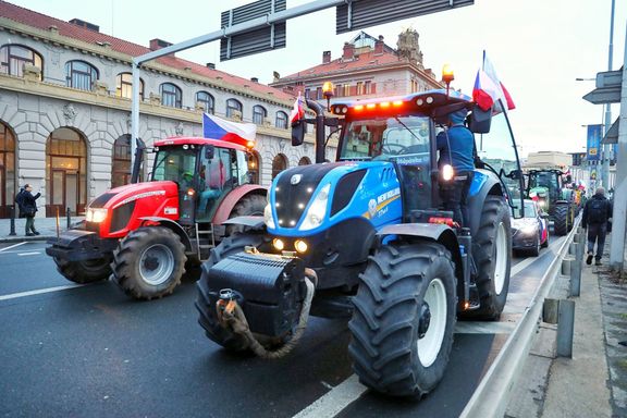 Traktory protestujících zemědělců na pražské magistrále