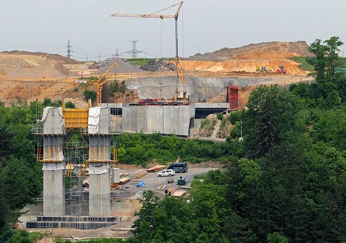 65 metrů nad Lochkovským údolím povede most.