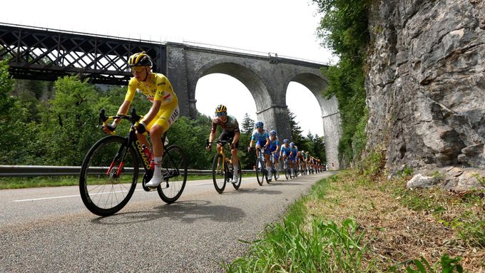 Tadej Pogačar ve žlutém trikotu při dnešní etapě Tour