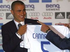 Italský fotbalista Fabio Cannavaro pózuje s dresem Realu Madrid, kam přišel z turínského Juventusu.