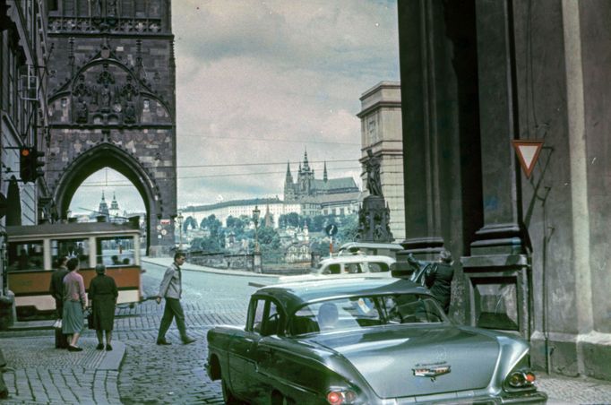 Fotografie pořízená z Karlovy ulice, v pozadí je vidět Staroměstská mostecká věž u Karlova mostu. Praha, 1960