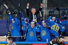Kazašští hokejisté se radují z výhry na MS 2021