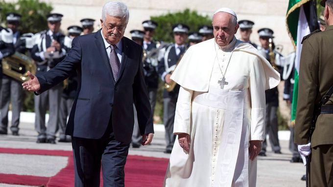 Papež František s palestinským vůdcem Mahmúdem Abbásem při příjezdu do Betléma.