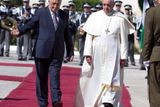 V Betlémě papeže vítal prezident palestinské samosprávy Mahmúd Abbás.