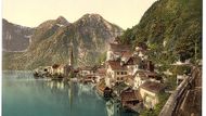 Dnes notoricky známý "instagramový" pohled na Hallstatt lákal fotografy už na počátku minulého století. Na první pohled se toho od roku 1900 příliš mnoho nezměnilo. Hallstatt leží v rakouské Solné komoře u Halštatského jezera a společně s pohořím Dachstein a Solnou komorou patří ke světovému dědictví UNESCO.