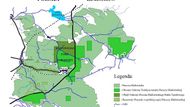 Podrobnější mapa Bialowiežského pralesa a Bialowiežského národního parku. Světlejší zelená je celý park. Nejtmavší zelená je chráněné území národního parku. Černá čára je hranice mezi Polskem a Běloruskem.