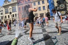 Teploty vyšplhají až na 33 stupňů. Čtvrtek přinese ochlazení a přívalové deště