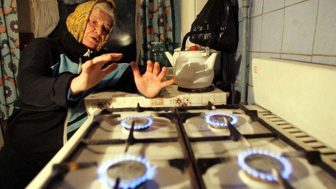 TOMILINO (Rusko) - Taťána Jurlovová si v sobotu zahřívá ruce ve městě Tomilino, nedaleko Moskvy. Nejchladnější ruská zima si za poslední desítky let jen v Moskvě vyžádala sedm mrtvých. Lidé ve městě Tomilino jsou bez tepla kvůli zamrzlé nádrži.