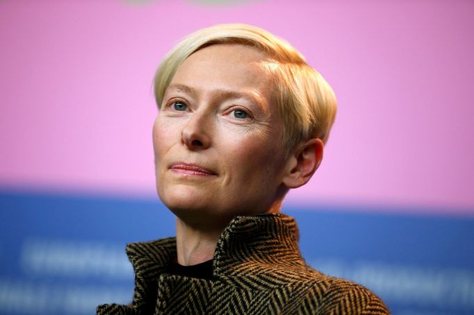 Tilda Swinton. Září ve Snowpiercerovi a objeví se i v Grandhotelu Budapešť.