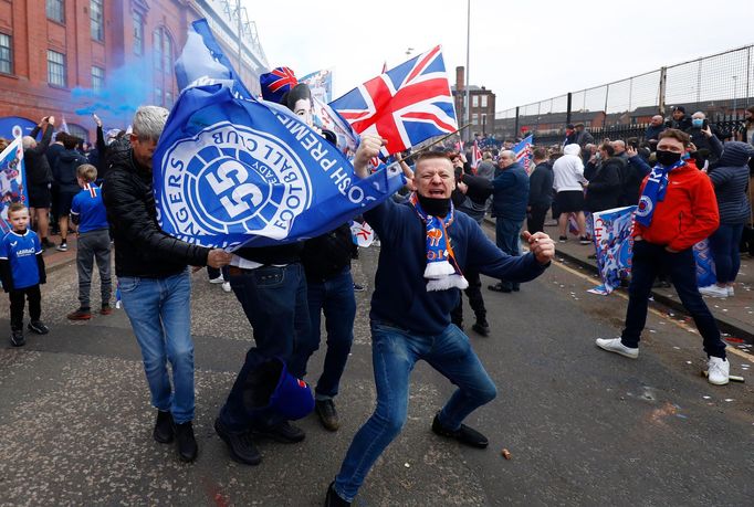 Fanoušci Glasgow Rangers slaví zisk 55. titulu ve skotské lize.