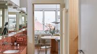 Díky citlivé rekonstrukci se z původního 3+1 s temnými chodbami stal otevřený a světlý domov, který spojuje minulost s přítomností v každém detailu.