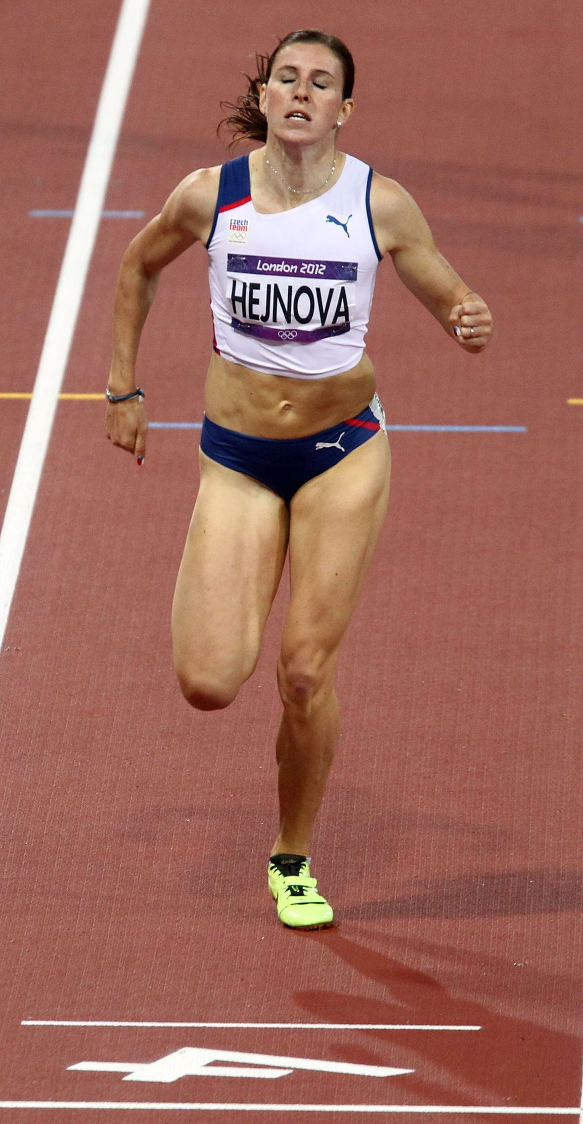 Česká překážkářka Zuzana Hejnová během bronzového finále OH 2012 v Londýně.