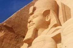Egyptský cestovní ruch na kolenou, má třetinový zisk