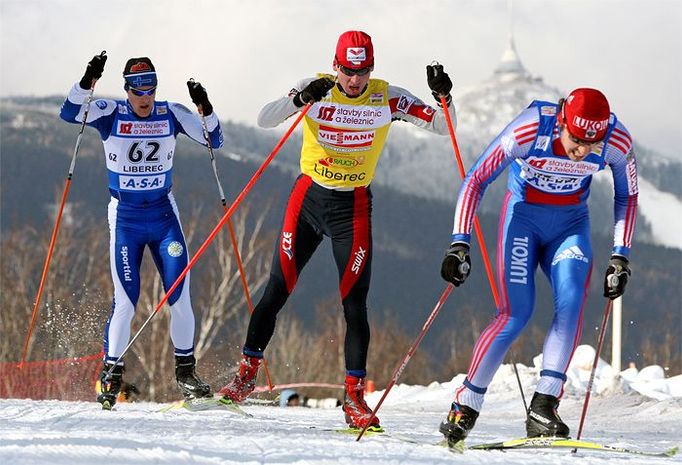 Lukáš Bauer (uprostřed) během závodu na 11,4 km dlouhé trati v Liberci.