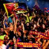 Fanoušci fotbalistů FC Barcelona slaví v ulicích triumf v Champions League.