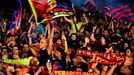 Fanoušci fotbalistů FC Barcelona slaví v ulicích triumf v Champions League.