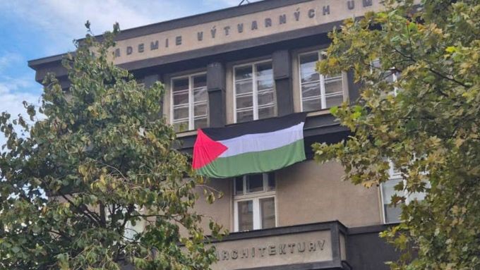 Vyvěšená vlajka Palestiny na Fakultě architektury AVU, 7. října 2025.