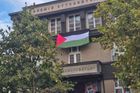 Studenti vysokých škol vyvěsili palestinské vlajky. Rektor: "Nemám to za provokaci"