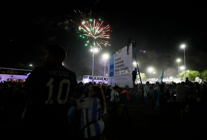 Soccer Football - Argentina team arrives to Buenos Aires after winning the World Cup  - Buenos Aires, Argentina - December 20, 2022 Fans gather as the Argentina's bus pas