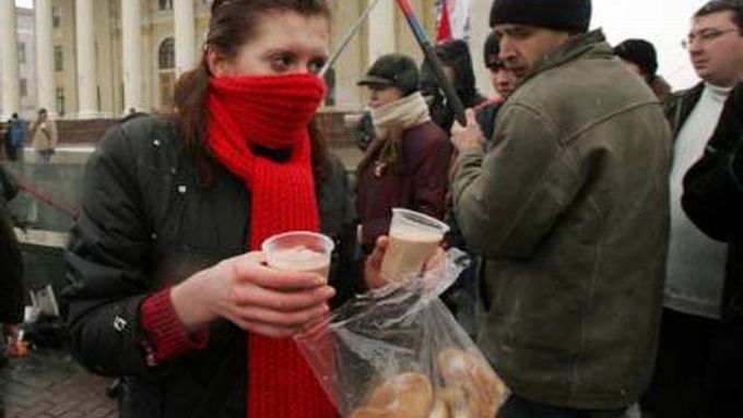 Káva a pečivo pro demonstranty.