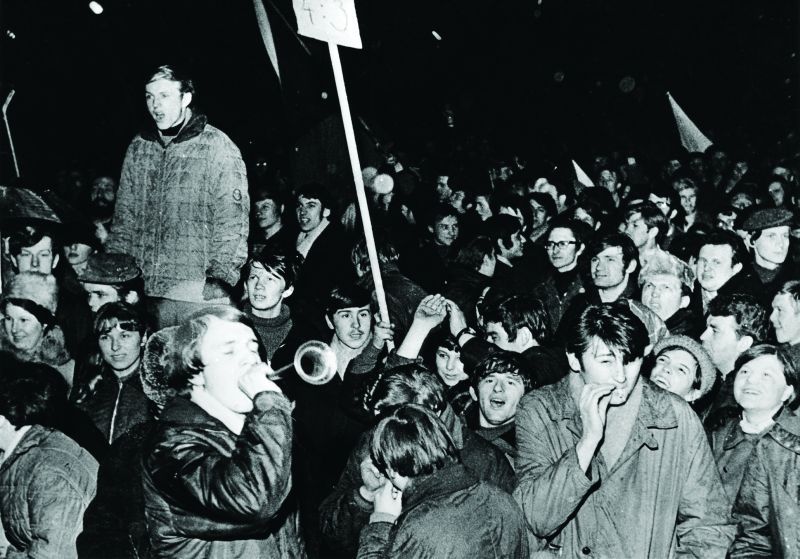 Oslavy hokejového vítězství nad SSSR na Václavském náměstí v roce 1969