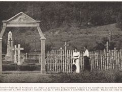 Snímek původního válečného hřbitova v Medzilaborcích z roku 1915 z magazínu Český svět. Z popisku vyplývá, čí vojáci tam jsou ve skutečnosti pohřbeni.