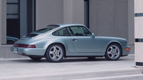 Na takovéto Porsche 911 Carrera 4 bylo v roce 1993 potřeba šetřit průměrný měsíční plat 42 let.