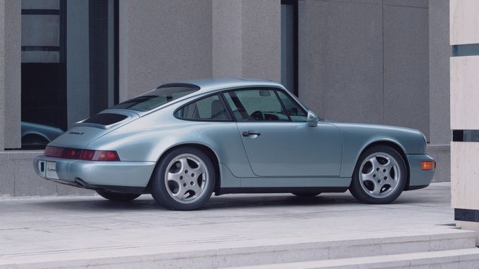Na takovéto Porsche 911 Carrera 4 bylo v roce 1993 potřeba šetřit průměrný měsíční plat 42 let.