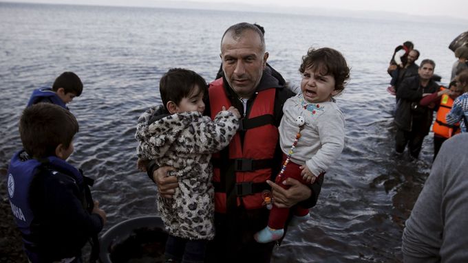 Uprchlíci připlouvají na ostrov Lesbos. Každý den ten samý obrázek...