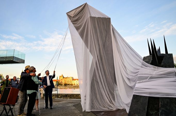 Snímek ze středečního odhalení nového sousoší Jiřího Sozanského u pražského Musea Kampa.