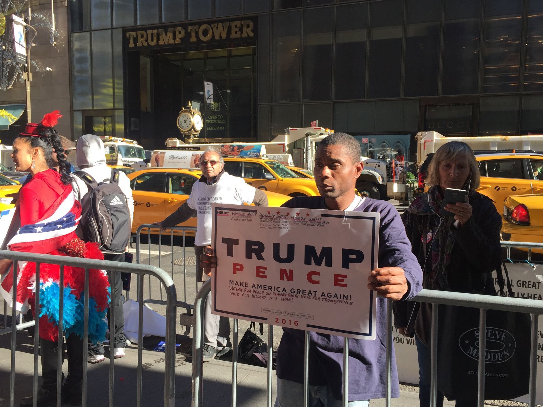 Americké volby - Černoch před Trump Tower