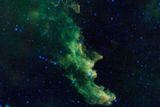 Snímek mlhoviny nazvaný Hlava čarodějnice - mlhovina tak byla pojmenována pro svou podobnost s obvyklým vykreslením čarodějnice - byl pořízen sondou WISE.