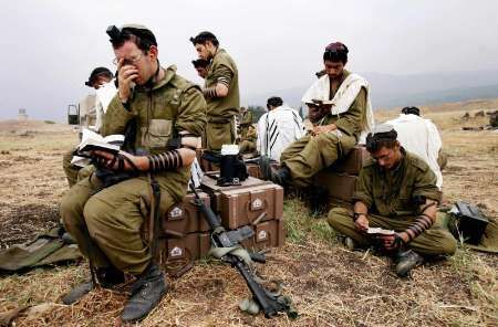 Izraelští vojáci se modlí