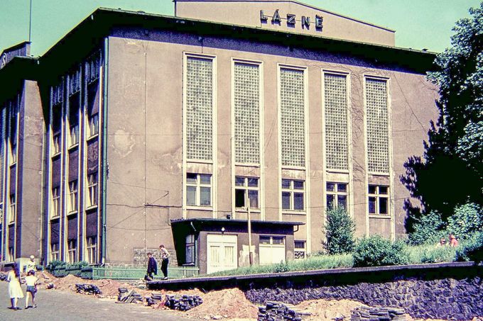 Exteriér budovy Vrbenského lázní v Ústí nad Labem – Střekově
v roce 1967