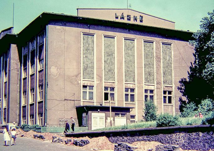 Exteriér budovy Vrbenského lázní v Ústí nad Labem – Střekově
v roce 1967