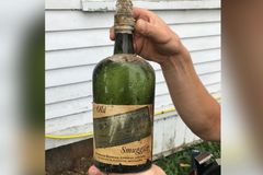 Při opravě našli ve zdech domu 66 lahví alkoholu z dob prohibice, mají velkou cenu