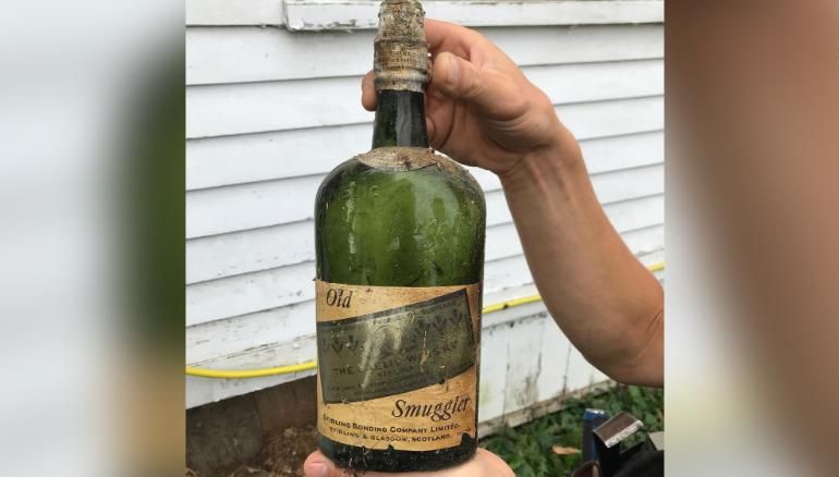 Ve zdi newyorského domu bylo ukryto 66 lahví whisky z doby prohibice