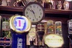 Video: Britové už smějí pít přes půlnoc