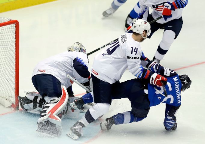 Nick Jensen a Keith Kinkaid před finským brankářem Mikou Koivistem.