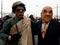 Karneval ve švýcarském Lucernu 11. února: vlevo Kaddáfí, vpravo švýcarský ministr financí Hans-Rudolf Merz.