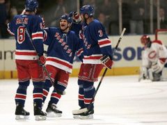 Hráči New Yorku Rangers (zleva) Marek Malík, Sean Avery a Michal Rozsíval slaví Malíkův gól proti Montrealu.