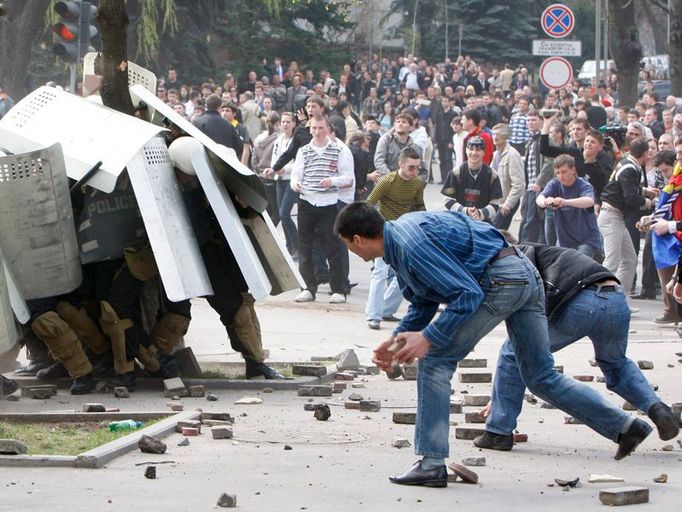 Želví formace obklíčená demonstranty.