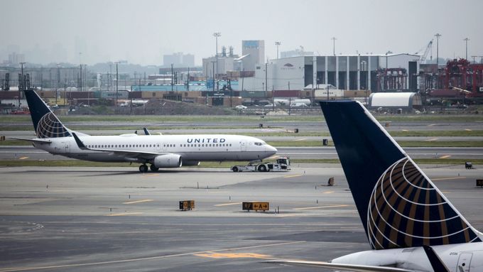 Stroje společnosti United Airlines na letišti v Newarku.