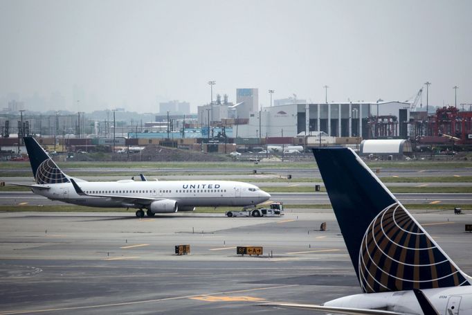 Stroje společnosti United Airlines na letišti v Newarku.