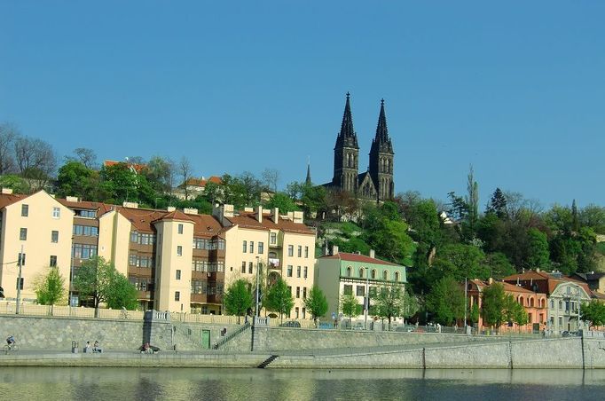 "... na vodě je nejlepší trávit horké dny, to pak je člověk na světě rád... zvlášť, když je nebe naprosto bez mráčků."