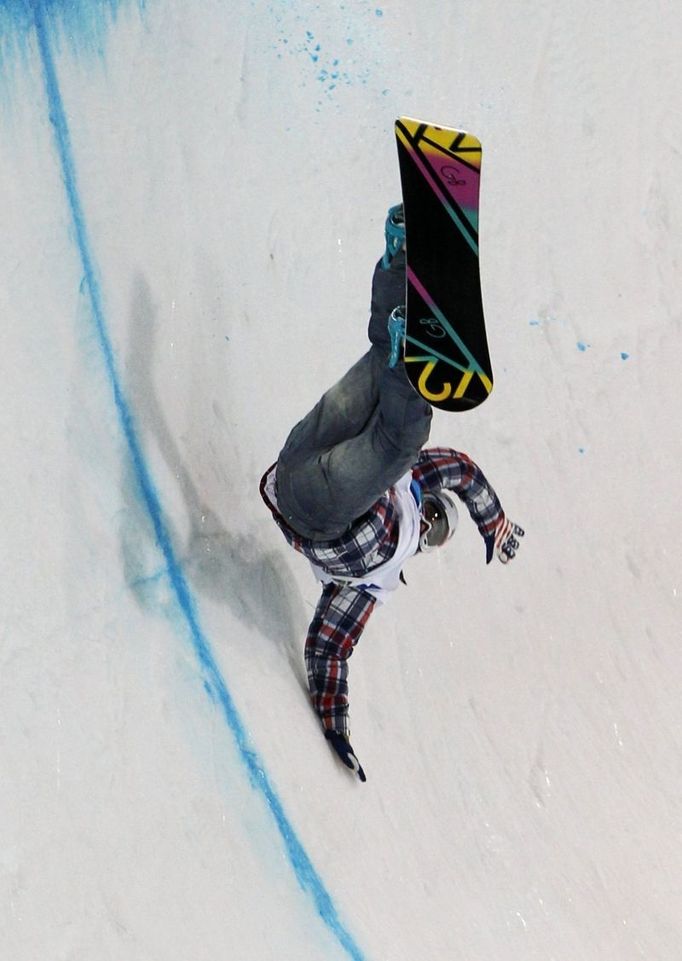 Hrůzostrašný pád Američanky Gretchen Bleilerové během druhého kola kvalifikace snowboardistek v závodě na U-rampě.